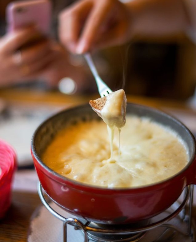 As melhores raclettes e fondue de Paris por Gastronomos